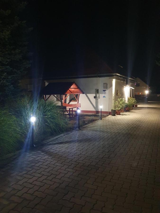 Ruttkai Vendeghaz Apartment Szekesfehervar Ngoại thất bức ảnh