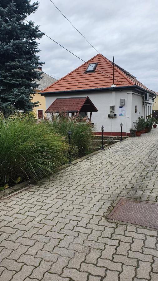 Ruttkai Vendeghaz Apartment Szekesfehervar Ngoại thất bức ảnh
