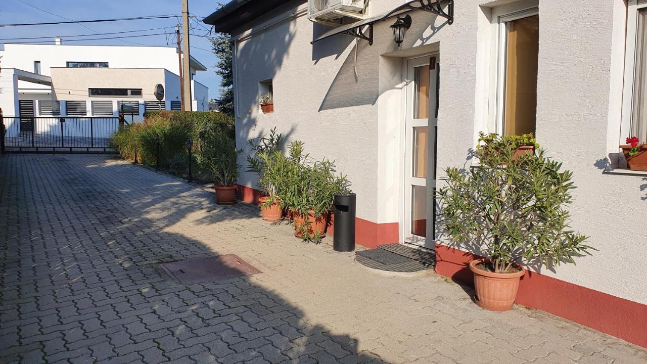Ruttkai Vendeghaz Apartment Szekesfehervar Ngoại thất bức ảnh